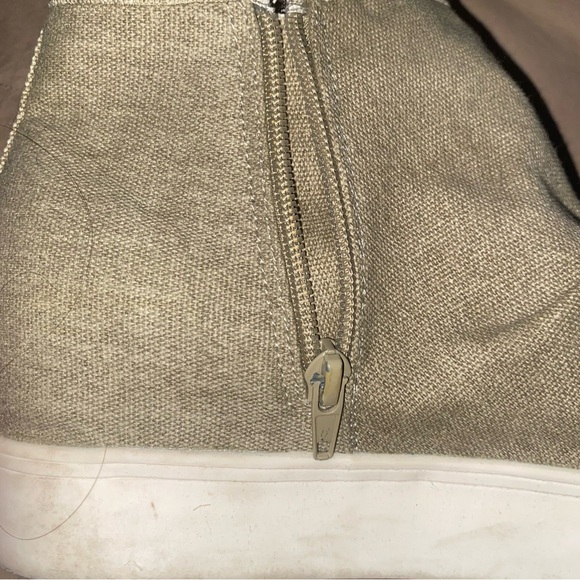 Very G Women's Julia Wedge Sneaker.  SZ 9 - Picture 4 of 5